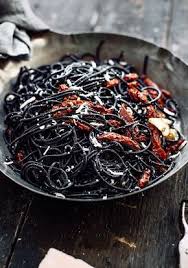 Cheveux De Sorciere Aux Tomates Spaghetti A L Encre De Seiche A L Ail Aux Tomates Sechees Recipe Halloween Menu Halloween Dinner Food
