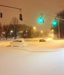 Feb 9 2013 Overnight Snow In Hartford Ct Green Light But Does Not Look Like These Two Cars Are Going Anywhere Frozen Waves Snow Winter Snow