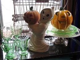 There's a large chip on the underside, see photo doesn't show when standing up. Pin On Vintage Halloween