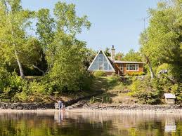 Chalet Au Bord De L Eau A Lac Simon Outaouais Chalet Outaouais House Styles Cabin House