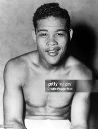Ernie Terrell with trainer Sam Solomon and advisor Joe Louis in... News  Photo