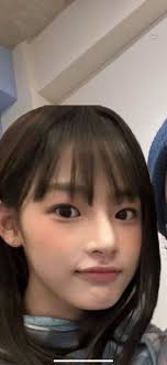 我媽在質疑我跟Minji的合照還拿我手機去比對==