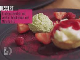 Himbeerkuchlein Mit Weisser Schokolade Und Matcha Eis Rezept Recipe Matcha Ice Cream Ice Cream Raspberry Cake