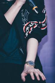 Exo's multitalented main rapper park chanyeol. Just In Case Somebody Mistook The Owner Of This Hand Again This Hand Is Park Chanyeol S Park Chanyeol Chanyeol Exo Chen
