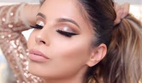 Se você tem uma pele relativamente clara, tente usar um hidratante colorido, creme bb ou uma base leve. Maquiagem Para Madrinha De Casamento Vamos Casar