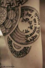Alors que pour certains, les tattoos deviennent une obsession (ils désirent couvrir d'encre chaque recoin de leur corps), pour d'autres, se faire tatouer peut avoir une signification symbolique ou être simplement un moyen de séduction. 12 Idees De Sanskrit Tattoo Tatouage Idees De Tatouages Tatouage Tibetain
