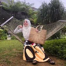 Suaminya pun popular dalam kalangan netizen dan mereka pernah disenarai sebagai pasangan idola kerana si suami pandai benar ambil hati si kalau pagi kerja, sebelum tidur boleh buat. Malas Nak Patah Balik Rumah Suami Beli Stroller Baharu Rm3 000 Untuk Anak Isteri Kata Nasib Baik Dia Cerdik Tak Riyak Viral Mstar