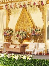 Jasa dekorasi pernikahan (wedding decorasion) saat ini sangat banyak sekali variasinya dan hampir di setiap kota muncul jasa dekorasi termasuk di kota malang, pernikahan di malang saat ni juga sudah mulai banyak menggunakan jasa dekorasi pernikahan yang di anggap akan meringankan beban dalam menyiapkan proses pernikahan. Pin Di Dekorasi Pernikahan Jawa