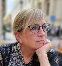 Kelly Watt's Instagram, Twitter & Facebook