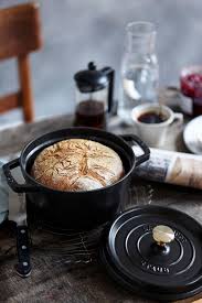 Weissbrot Aus Der Cocotte In Der Cocotte Von Staub Lasst Sich Besonders Einfach Brot Backen Zum Brot Backen Rezept Einfach Brot Selber Backen Weissbrot Backen