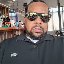 Kawhi's hands are... gigantic 🖐🏿