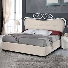 Il letto matrimoniale è uno dei pezzi di arredamento più importanti della casa, uno di quelli che si scelgono una volta e poi difficilmente si cambiano nel corso degli anni. Letto Matrimoniale In Ferro Con Testiera Imbottita In Ecopelle 185x202xh 148 Cm