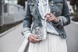 Wie sie die hauchzarten röcke am schönsten kombinieren, erfahren sie bei breuninger insights. Plisseerocke Casual Stylen Outfit Mit Hoodie Faltenrock Jeansjacke Julies Dresscode