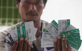 Kok Bisa, Puluhan Kartu Sakti Jokowi Berserakan di Lapak Rongsok...