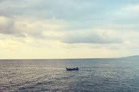Gratis untuk komersial tidak perlu kredit bebas hak cipta. Perahu Kayu Di Atas Air Di Perairan Yang Tenang Di Langit Siang Hari Yang Berawan Foto Stok Gratis