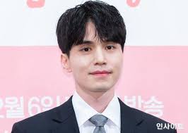 Sao nam Hàn Quốc tô son, trát phấn trắng mặt