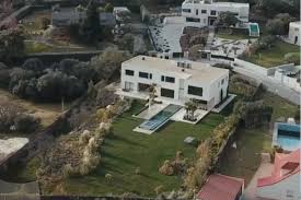 Karim mostafa benzema est un footballeur professionnel français qui joue comme attaquant pour un club espagnol real madrid et l'équipe de france. Karim Benzema Bienvenue Dans Sa Maison De Confinement A 5m