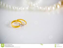 Zwei Ringe Der Diamantenen Hochzeit Fur Brautigam Und Braut Mit Perlenhalskette Auf Weissem Hintergrund Symbol Der Hochzeit Stockbild Bild Von Diamantenen Weissem 95214919