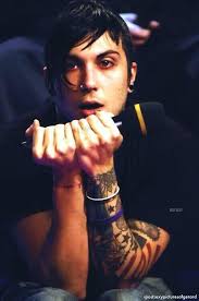 How to properly hold a microphone