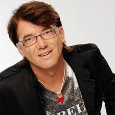 Eddig 53969 alkalommal nézték meg. Nika Se Perimeno Gjon Delhusa Lyrics Song Meanings Videos Full Albums Bios