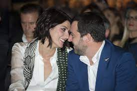 Qualche giorno fa, la padrona di casa de la prova del cuoco ha raccontato a un giorno da pecora di aver rotto il cellulare dell'ex ministro per gelosia, quando stavano insieme e lei aveva trovato qualcosa di poco chiaro. Perche Ho Lasciato Matteo Salvini Elisa Isoardi Lo Spiega Solo Ora E Si Toglie Qualche Sassolino