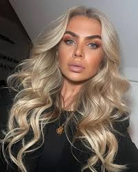 Vivian Vogel's Instagram, Twitter & Facebook