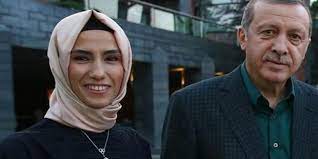 Tam bir yıl önce öğretmen oldum ben diyerek batman'da göreve başladı, 9 haziran 2017'de pkk'lı teröristlerin saldırsında 8 aylık öğretmenimiz şenay aybüke yalçın şehit oldu. Erdogan In Torununun Ismi Sehit Ogretmen Senay Aybuke Yalcin Dan Geliyor
