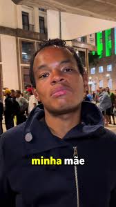 Samuel tem 22 anos. Desde os 8, vive nas ruas. Carrega cicatrizes  profundas: sofreu violência dentro da própria família, passou fome, frio e  noites em claro com medo de morrer. Mesmo assim, ele sonha ...