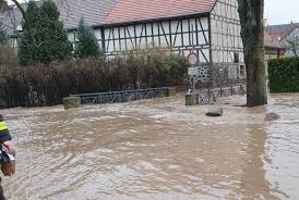 Der pegel der kinzig steigt weiter und wir befürchten, dass das hochwasser in der nacht zum samstag eine kritische marke erreicht. Uberschwemmte Strassen Dauerregen Und Feuerwehreinsatze Oberhessen Live
