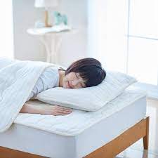 ジメジメした梅雨から蒸し暑い夏にかけて 寝苦しい夜が続きそうですね この季節は 寝床内の 湿度対策 が快眠のポイントですよ トリプルスカッシュの敷きパッドは 汗を吸収して表面はいつもサラサラだから 湿度の高い夜でも寝苦しさを感じづらく 快眠へと