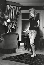 Brigitte Bardot And Her Sister Mijanou In Her Paris Apartment C 1958 Atrizes Brigitte Bardot Looks