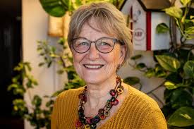 Stickningstrenden förenar gammal och ung