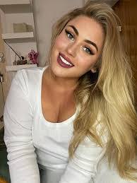 Kari Painter's Instagram, Twitter & Facebook