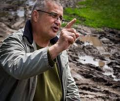 Incidentul a avut loc în fața restaurantului lacrimi și sfinți, deținut chiar de mircea dinescu. Interviuri Cu Scriitori Mircea Dinescu Chelnerul Lui LabiÈ Ajuns Erou Al Muncii Socialiste Era SÄ Fie Lichidat De Securitate Din Pricina Unui Ghiudem Evenimentul Zilei