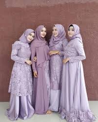Jilbab warna marun bisa diaplikasikan dengan pakaian warna apapun baik yang lebih gelap maupun yang lebih terang. 10 Ragam Model Seragam Bridesmaid Bertema Warna Ungu Anggun Feminin