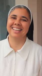 Sarah Toribio es maestra de educación artística y una fiel cantante, la  cual con su voz alaba al Señor. Ella fue mi maestra de educación artística  y recuerdo que para ella no