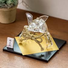 まるでジュエリーのように美しい新しい形の節句兜 和室にも洋室にも溶けこむデザイン コンパクトなサイズ感で飾りやすいのも嬉しい 端午の節句を祝うガラス兜 日本歳時記 のcuna selectの商品詳細ページです 節句 端午の節句 兜飾り