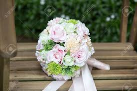 Maybe you would like to learn more about one of these? Hochzeitsblumenstrauss Blumen Rosen Schoner Blumenstrauss Auf Holz Lizenzfreie Fotos Bilder Und Stock Fotografie Image 53219074