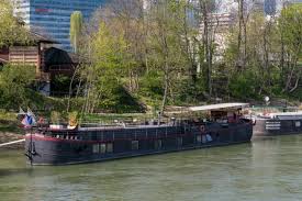 Même les clients, ils sont sympas. Peniche 200sqm Paris 4 Bedrooms Terrace 10 Pers Houseboats For Rent In Puteaux Ile De France France