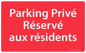 Double rail arrière pour fixation facile. Panneau Parking Prive Reserve Aux Residents Fond Rouge H 250 X L 400 Mm