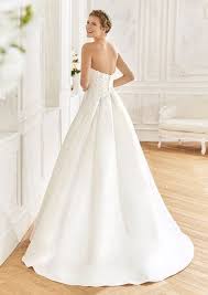 Maybe you would like to learn more about one of these? Gefunden Bei Happy Brautmoden Brautkleid Hochzeitskleid La Sposa Tiefer Rucken Ruckenausschnitt Spitze El Kleid Hochzeit Brautkleid Brautkleid Tragerlos