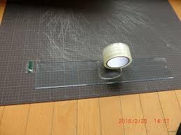 定規のカットに入る まずは傷防止の養生 ダイソーのクリアテープを全面 両面に貼る このテープ ロールから剥がす時にうるさいんだけど 静かなテープ ってのがあるのを 売り場で知り そちらを選択 なるほど静か 80m巻きに対して 50m巻と割高ではあるが