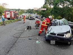 Kemalangan jalan raya yang menyeramkan. 2 Maut Nahas 3 Kenderaan