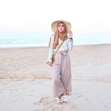 Berikut ini merupakan sembilan ide ootd hijab pantai. Tips Memilih Outfit Untuk Ke Pantai Khusus Hijabers Kompasiana Com