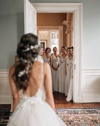 Die Ersten Die Die Gluckliche Und Wunderschone Braut Fertig Gestylt Zu Gesicht Bekommen Sind Meistens Die Brautjung Brautjungfern Hochzeit Brautjungfern Braut