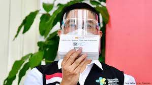 Juknis menyebut, tidak boleh langsung pulang sehabis penyuntikan vaksin. Jokowi Disuntik Vaksin Covid 19 Sinovac Termasuk Perwakilan Milenial Dan Influencer Indonesia Laporan Topik Topik Yang Menjadi Berita Utama Dw 13 01 2021