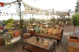 Terraza Boho Chic En Las Rozas Village Decoracion Boho Chic Bar Exterior Decoracion De Pub