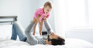 Baby & kopf heben » meilensteine in der babyentwicklung: Tragespiele Machen Babys Richtig Spass Baby At