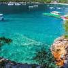 Veel toeristen bezoeken montenegro vanwege het klimaat en de schone blauwe zee. 1
