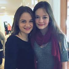 La jeune actrice joey king, qu'on a pu voir récemment dans white house down, incarne dans the conjuring l'une des cinq filles du couple perron qui, après avoir emménagé dans une maison reculée du rhode island, commence à être témoin de phénomènes paranormaux qui met toute la famille en. Mackenzie Foy And Joey King Co Stars In The 2013 James Wan Horror Movie The Conjuring Mackenzie Foy Joey King Kissing Booth